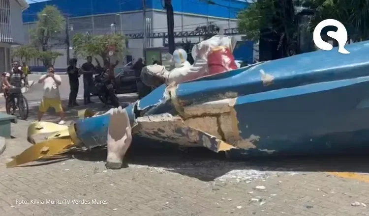 Estátua de santa de 14 metros de altura tomba em praça