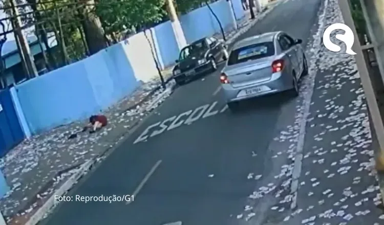 Idosa quebra fêmur ao escorregar em “santinhos” jogados na porta de escola em SP