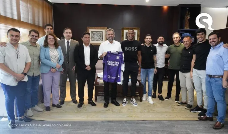 Jogadores e diretores do Ceará são recebidos pelo governador Elmano após acesso