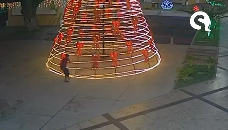Homem é flagrado vandalizando árvore de Natal em Acaraú; prefeita repudia ato