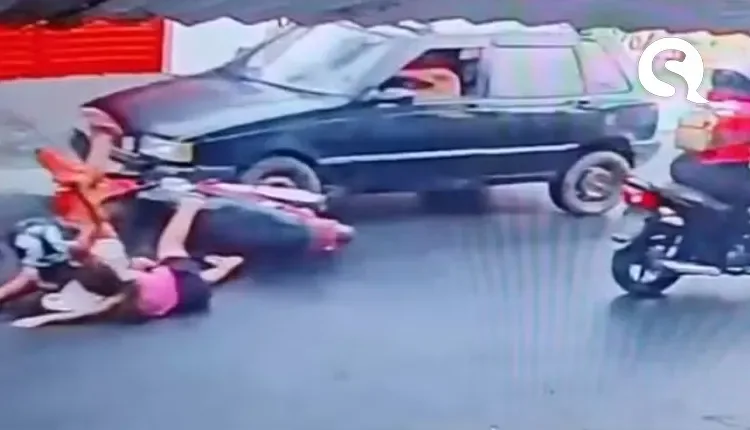 Motociclista com criança e bebê derrapa na pista e moto é atingida por carro em Camocim