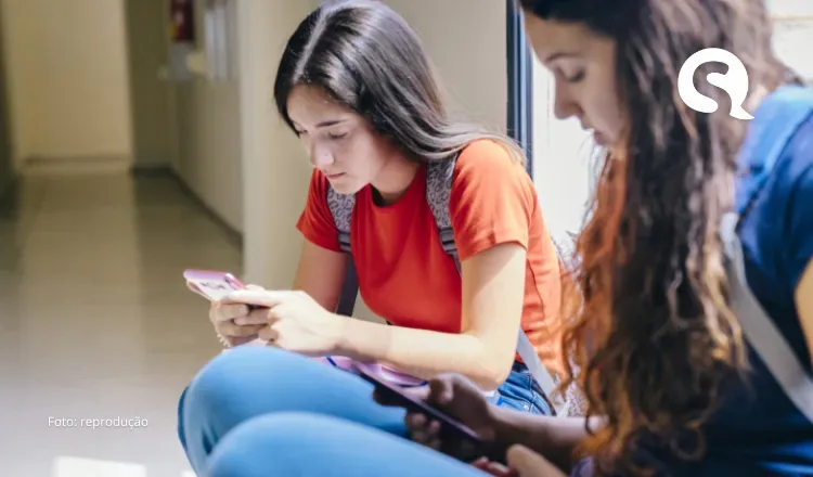 Ceará vai orientar que escolas mudem regimento interno para proibir celulares