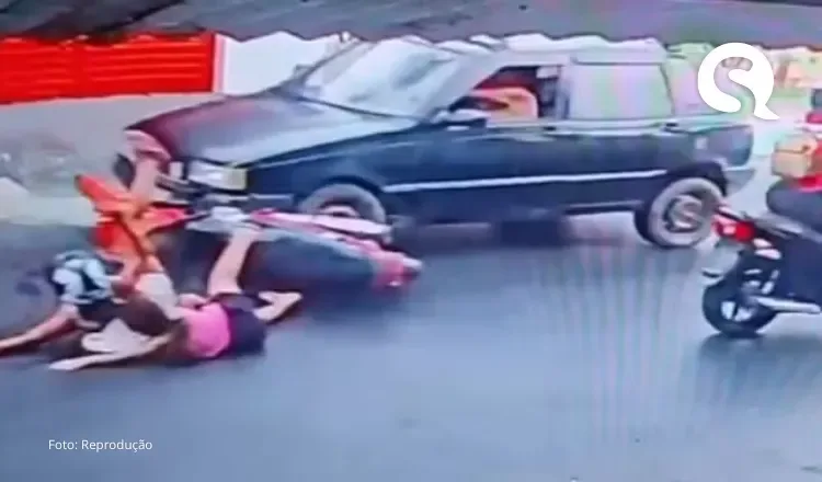 Motociclista com criança e bebê derrapa na pista e moto é atingida por carro; vídeo