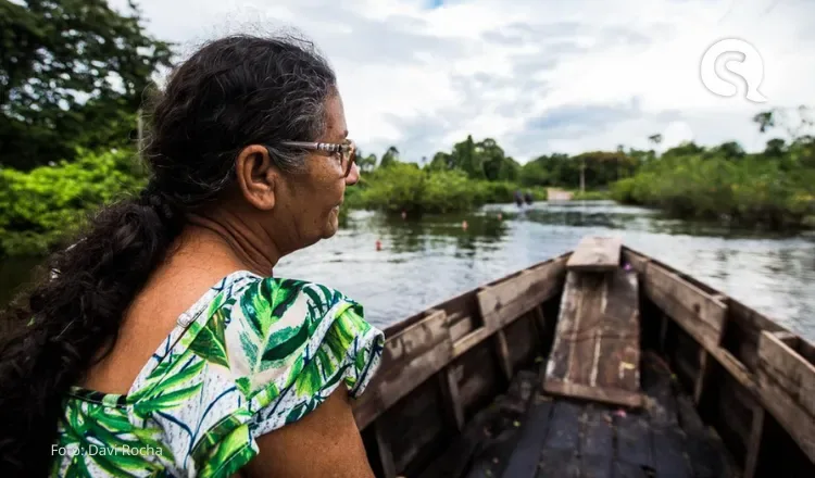 Rua que vira riacho: comunidade usa canoa para atravessar água após chuvas em Sobral; veja vídeo