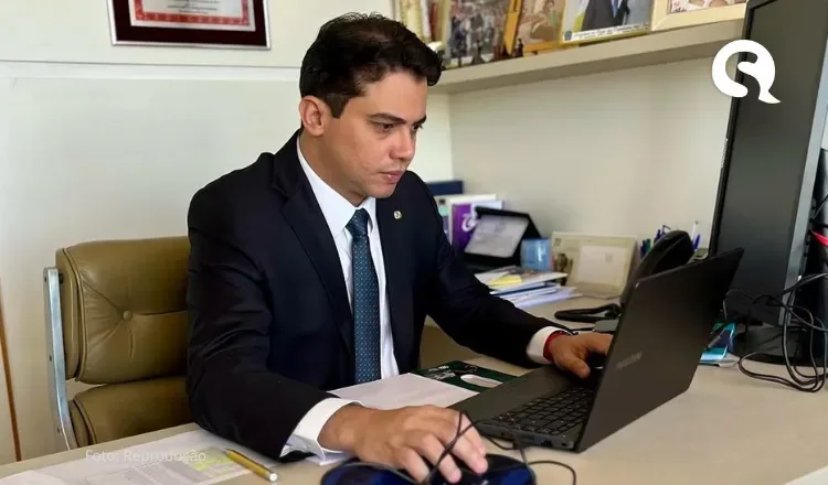 Em meio a investigações da PF, Júnior Mano reassume mandato na Câmara após quatro meses de licença