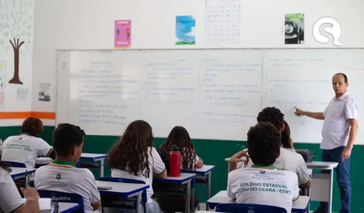 Reajuste dos professores da rede estadual será de 6,27% em 2025, anuncia Elmano de Freitas