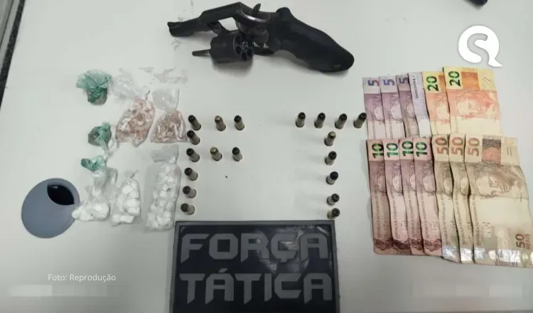 PMCE apreende arma e drogas e captura casal suspeito em Itarema
