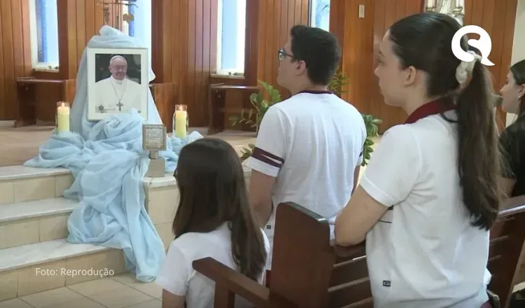 Alunos de escolas católicas em Fortaleza se unem em oração pela recuperação do Papa Francisco