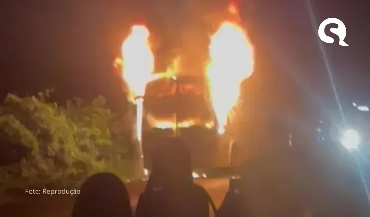 Ônibus Universitário da cidade de Pires Ferreira pega fogo entre Jaibaras e Cariré-CE