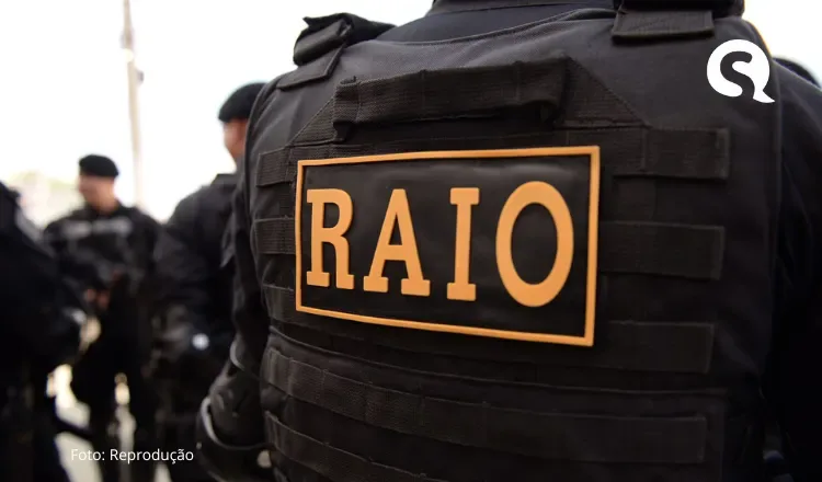 PMs do RAIO conduzem suspeita à Delegacia por tráfico no Bairro Rodagem do Lago, em Camocim
