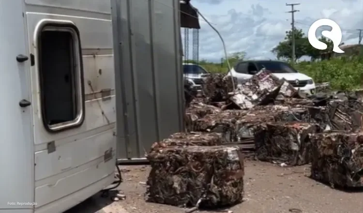 Carreta tomba na “Curva da Morte” na BR-222 em forquilha; carga era material reciclável