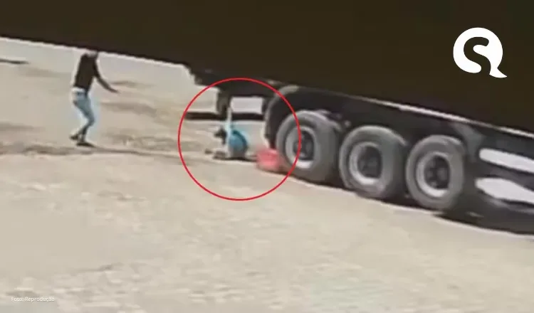 Homem tem bicicleta atingida por caminhão em marcha à ré, se desespera e quase é atropelado; vídeo