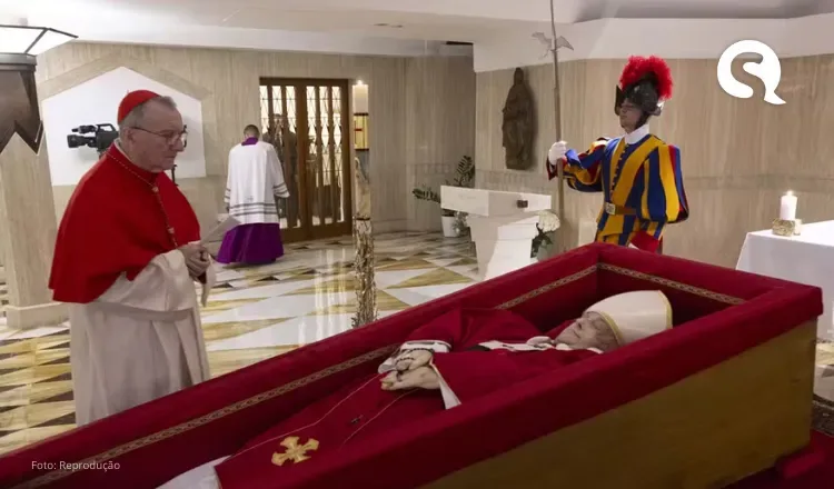 Vestes vermelhas, terço nas mãos, guarda suíça: a simbologia da primeira foto divulgada do corpo do papa Francisco