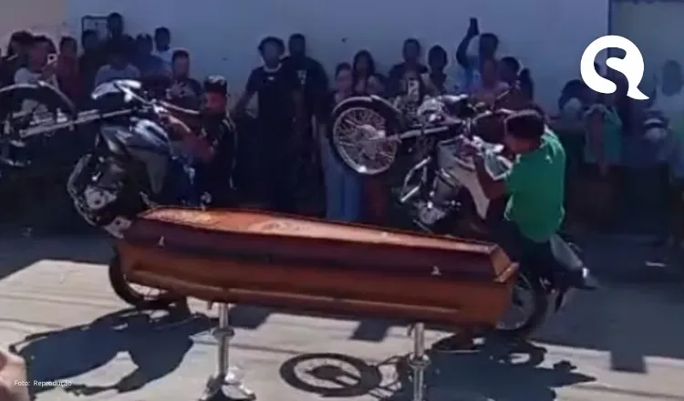 Pilotos dão ‘grau’ em velório de motociclista que praticava a manobra e morreu em acidente de moto