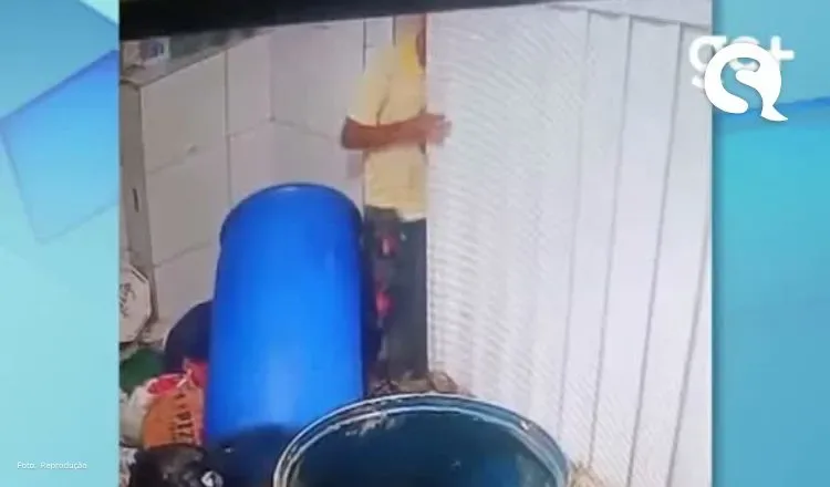 Homem é flagrado furtando tambores de lixo de condomínio; já foram levados 17
