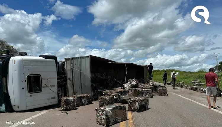 Carreta tomba na “Curva da Morte” na BR-222 em Forquilha; carga era de material reciclável