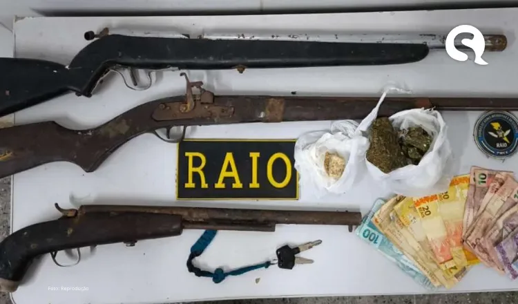 Em ações distintas, Polícia captura suspeito de tráfico, apreende armas e resgata papagaios em Camocim
