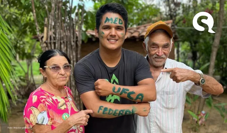 Avó se emociona ao ver neto aprovado em Medicina usando jaleco: ‘Momento que ela mais sonhava’