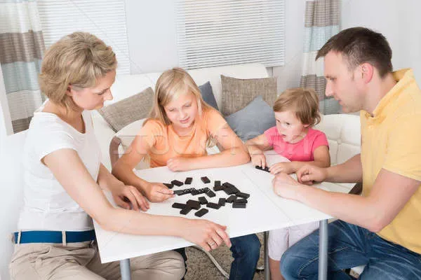 A Tradição dos Jogos em Família: Do Dominó às Plataformas Digitais