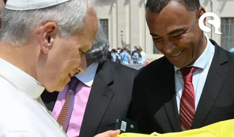 Papa Leão XIV recebe Cafu e ganha camisa da Seleção Brasileira