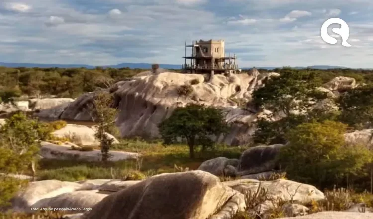 Casa construída sobre rocha no sertão de Chaval vira refúgio de cearense e atrai a atenção de visitantes