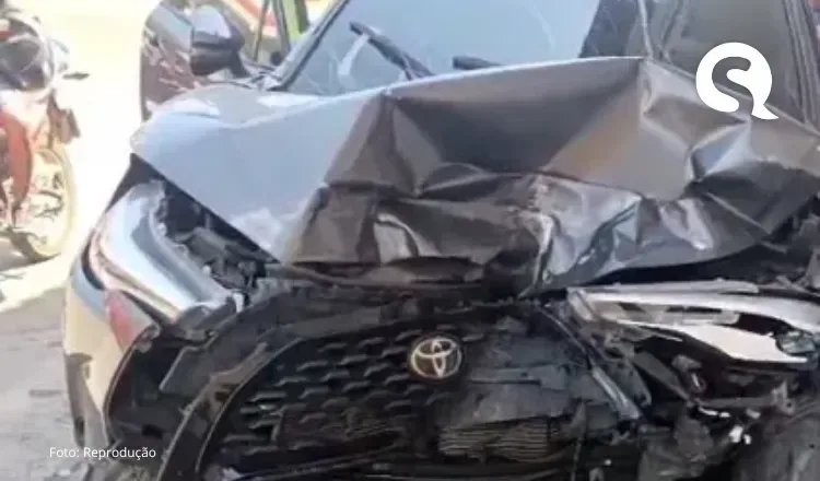Acidente entre dois carros deixa três pessoas feridas em Fortaleza; motorista ficou preso às ferragens
