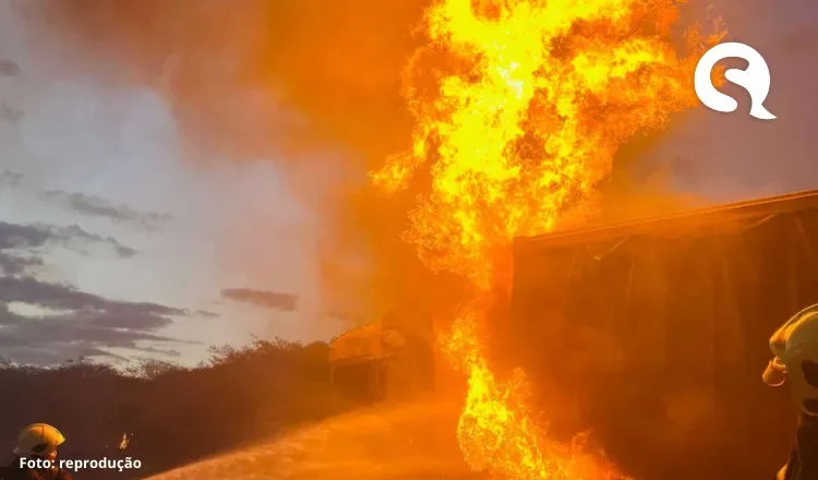 Após pane em motor, Corpo de Bombeiros apaga incêndio em carreta em Canindé