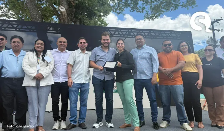 Deputado Moses Rodrigues é reconhecido em Meruoca por apoio à agricultura familiar; filho participa da homenagem