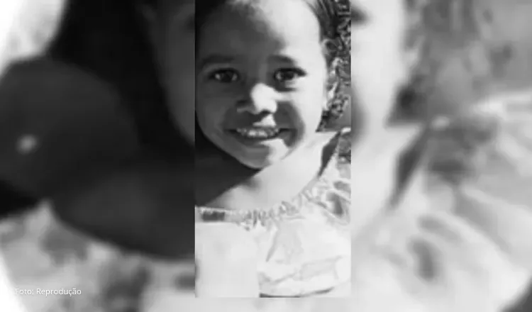 Menina de 2 anos morre atropelada por vizinha que tirava carro da garagem