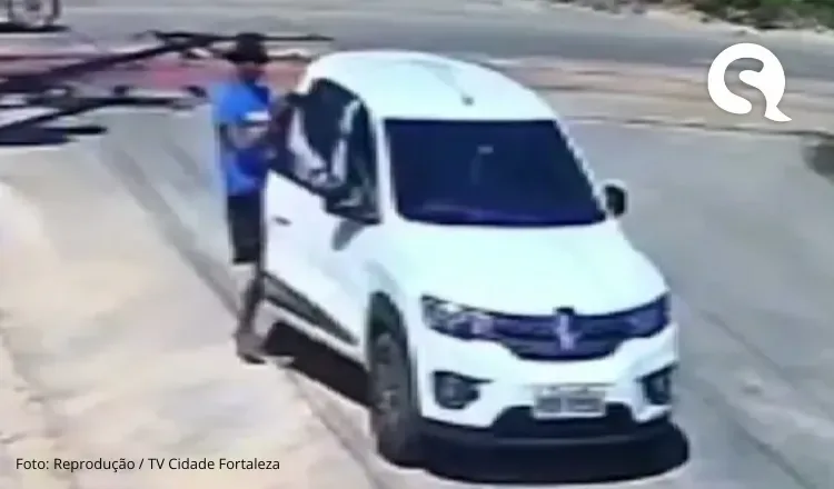 Mulher é assaltada por criminosos em carro, ao caminhar na rua em Fortaleza