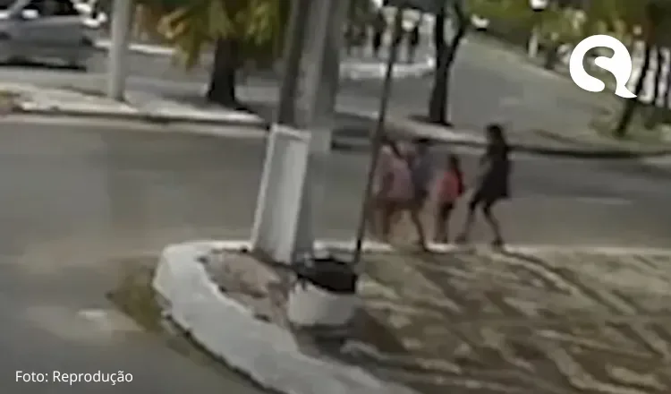 Mulher é atropelada e criança é arremessada ao tentar atravessar avenida na Região Metropolitana de Fortaleza