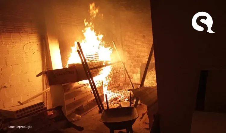 Bombeiros militares debelam incêndio em loja de pintura automotiva no Edson Queiroz
