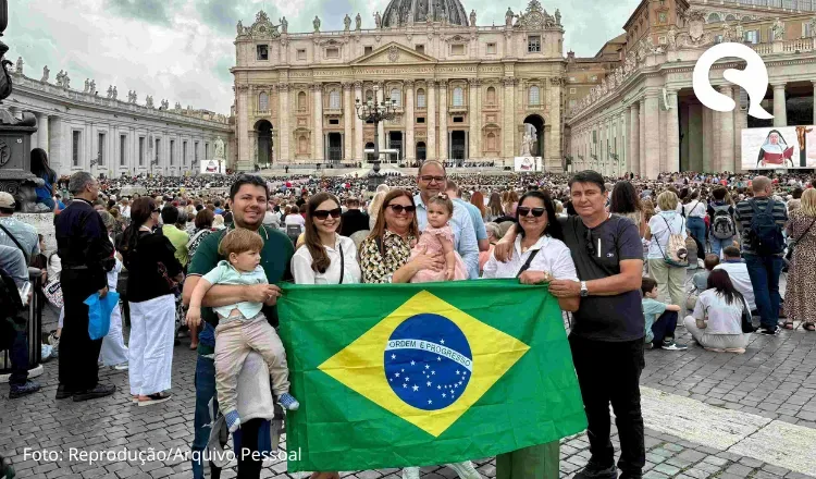 Criança cearense recebe benção do papa Leão XIV no Vaticano