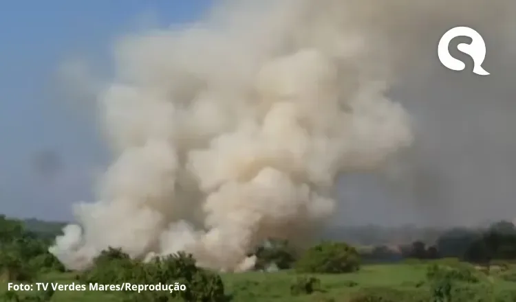 Incêndio atinge margem do Rio Acaraú em Sobral, e fumaça cobre bairros