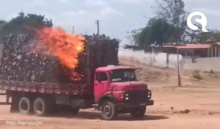 Motorista entra com caminhão em rio para apagar incêndio em carga de madeira