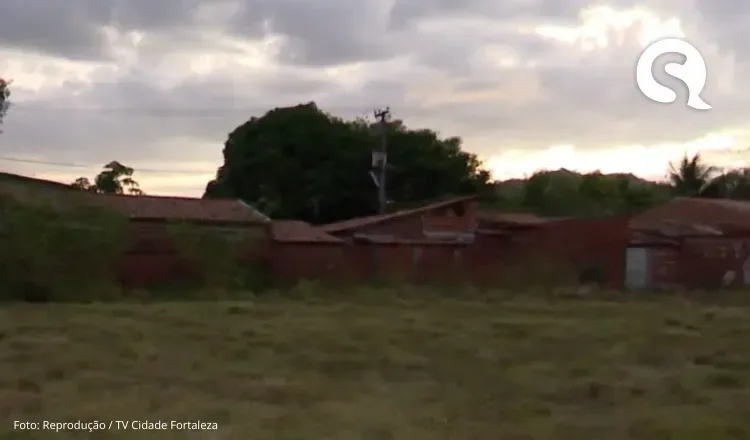 Ossada humana é encontrada ao lado de roupa feminina dentro de fazenda em Itaitinga/CE