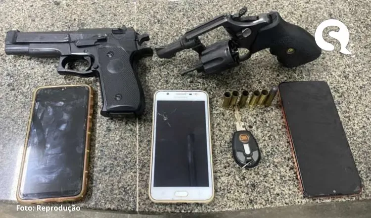 Polícia Militar captura trio com arma de fogo e recupera carro roubado na Região Metropolitana de Fortaleza