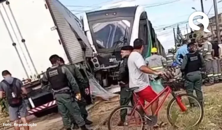 VLT e caminhão colidem em cruzamento em Fortaleza