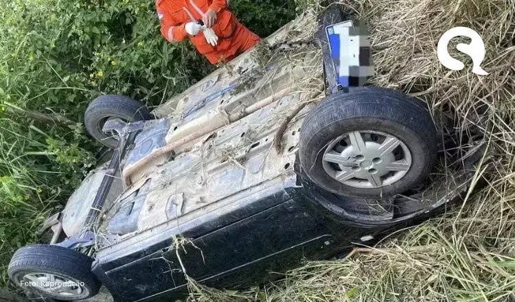 Criança sobrevive por dias ao lado dos pais mortos em capotamento