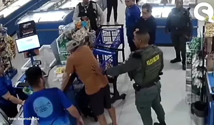 Homem é salvo por policial militar após se engasgar com farofa em supermercado