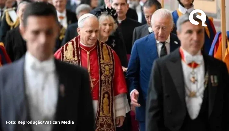 Leão XIV e Rei Charles III rezam juntos em gesto não feito desde ruptura religiosa há 500 anos