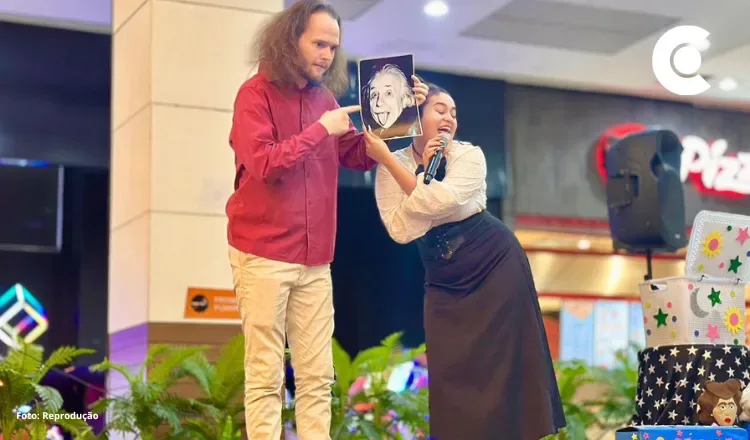 Ciência e Arte no Palco: Larittrix, do Museu do Eclipse, emociona público ao interpretar a cientista esquecida Mileva Marić