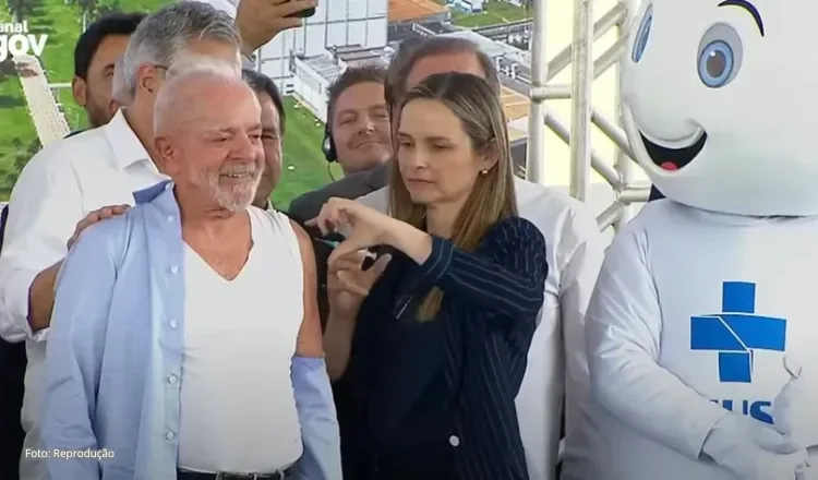Lula é o primeiro brasileiro vacinado em campanha de vacinação contra gripe