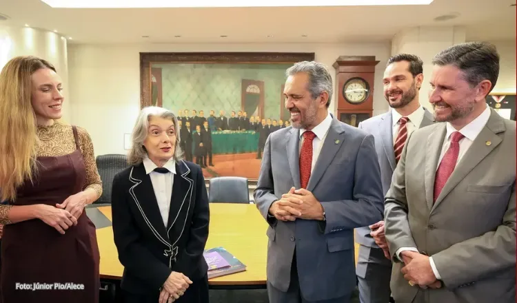 Ministra Cármen Lúcia recebe título de Cidadã Cearense na Assembleia Legislativa