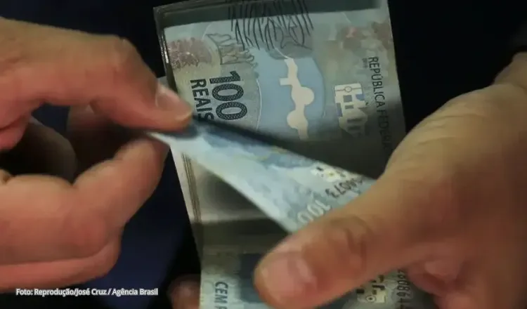 Aposentados e pensionistas começam a receber 13º salário nesta sexta (24)