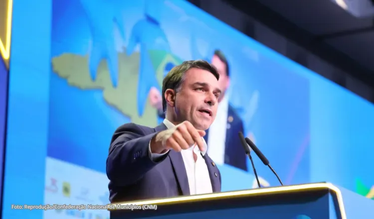 Flávio Bolsonaro defende IA no SUS e critica fim da escala 6×1