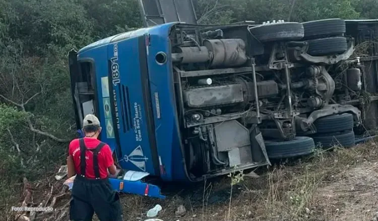 Acidente com ônibus de delegação de basquete na CE-187 deixa sete mortos no Ceará