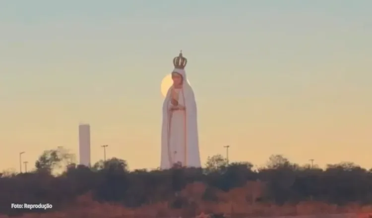 Lua cheia se alinha à estátua de Nossa Senhora de Fátima e encanta moradores no Crato