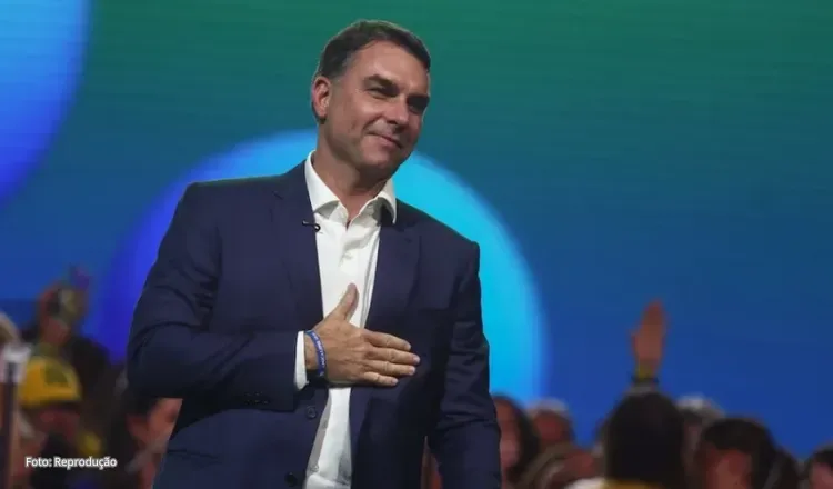 Flávio Bolsonaro marca ato em Copacabana e avalia ida a cidade da facada para mobilizar base bolsonarista