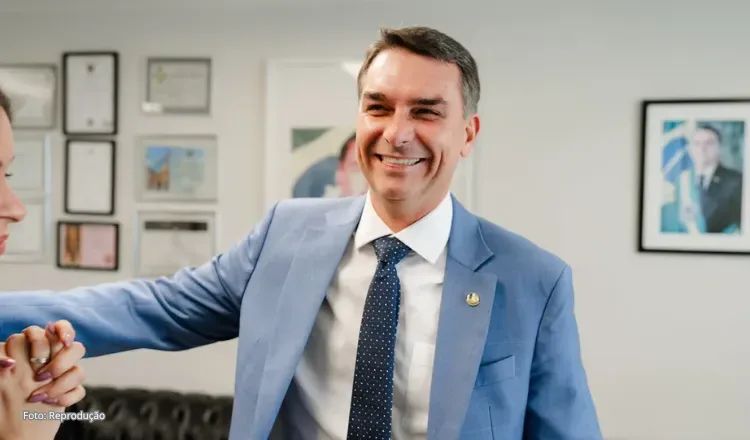Flávio Bolsonaro promete combate ao ‘narcoterrorismo’ em comício com Douglas Ruas em Nova Iguaçu